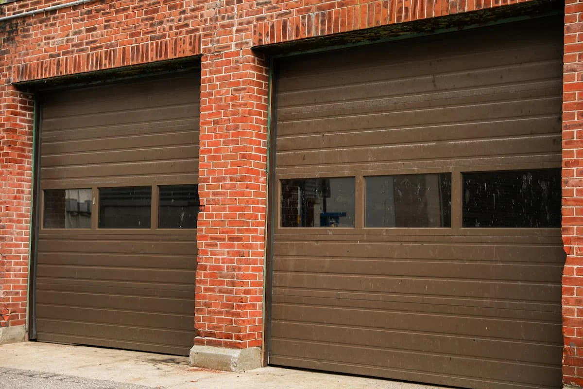 Perché scegliere le porte sezionali per gli ambienti industriali