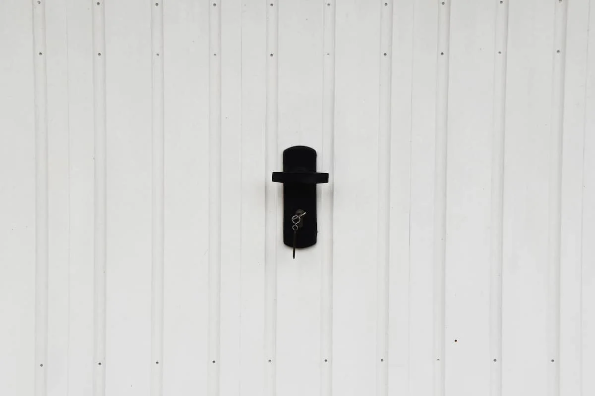 Mettere in sicurezza la porta basculante del garage con la serratura giusta