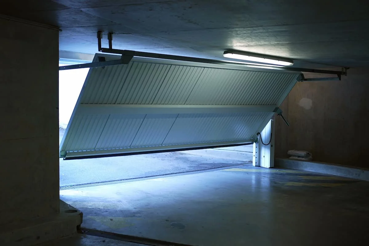 Come scegliere il ricambio giusto per la riparazione di una porta garage