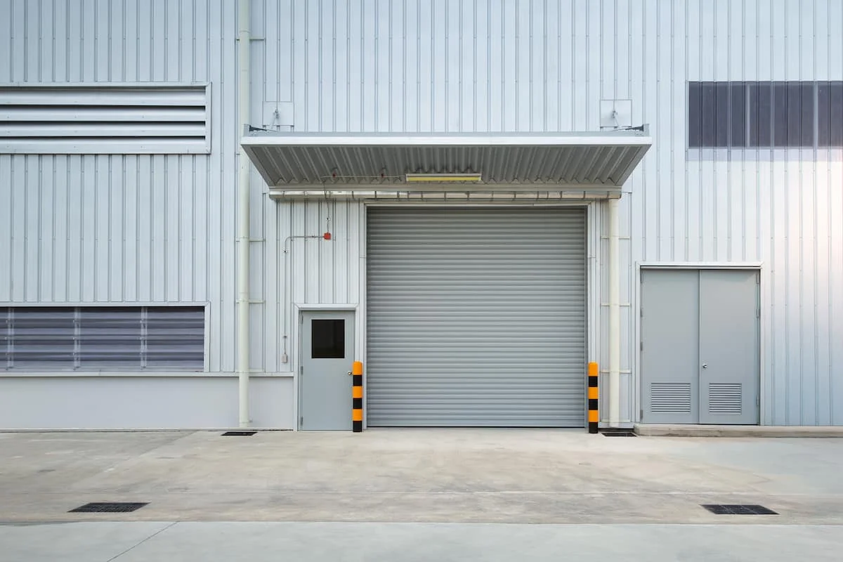 Logistica più efficiente con l'automazione delle serrande industriali